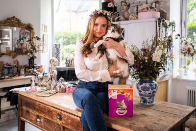 Designerin Niki Osl mit Katze Lilly und Whiskas® Knackits (© Mars Austria)