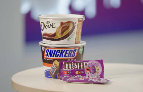 玛氏中国旗下产品的可持续包装 (M&M'S®可降解复合纸包装,士力架®和德芙®巧克力纸碗包装)