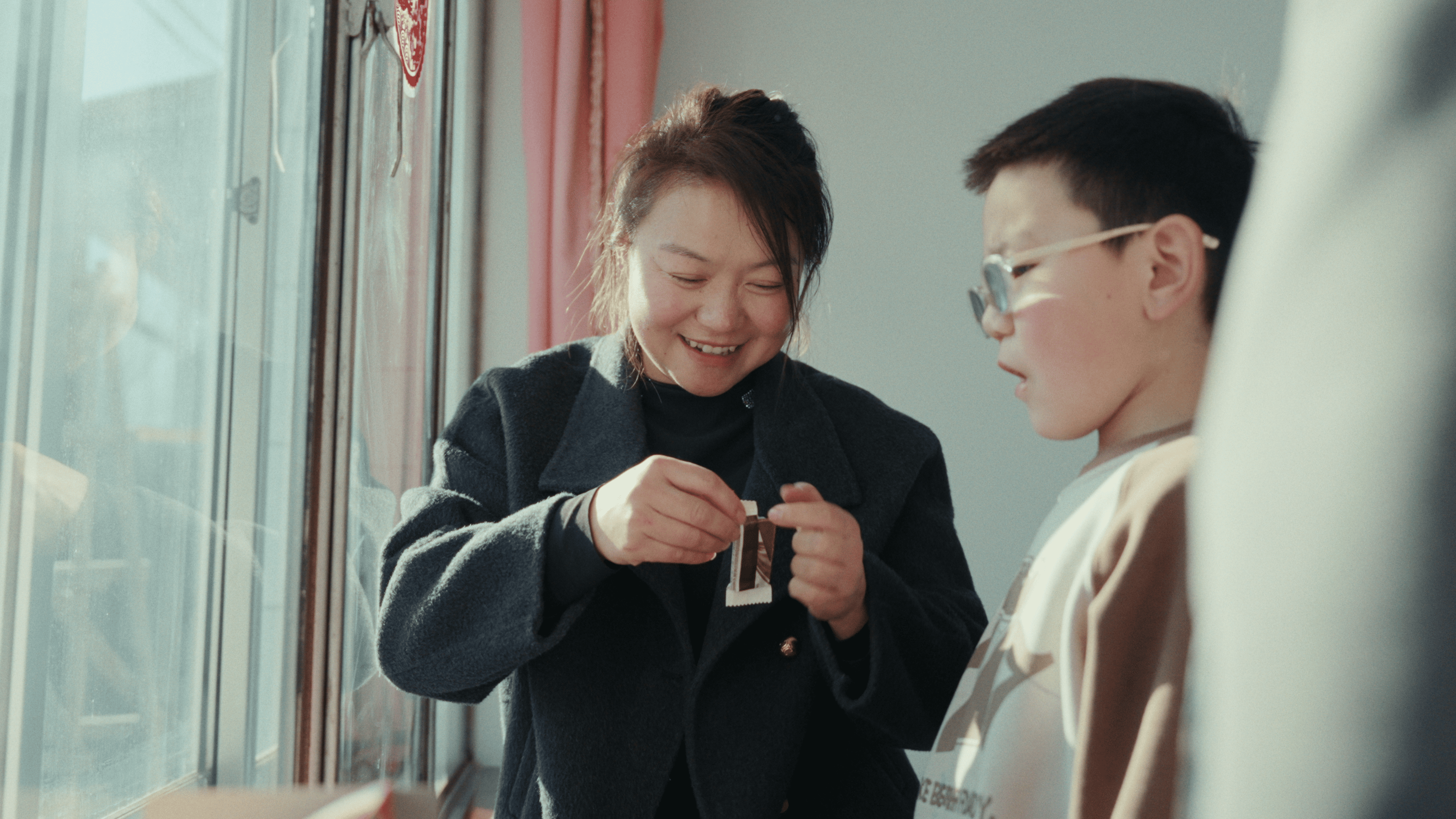 Jianrong Kang shares chocolate with family