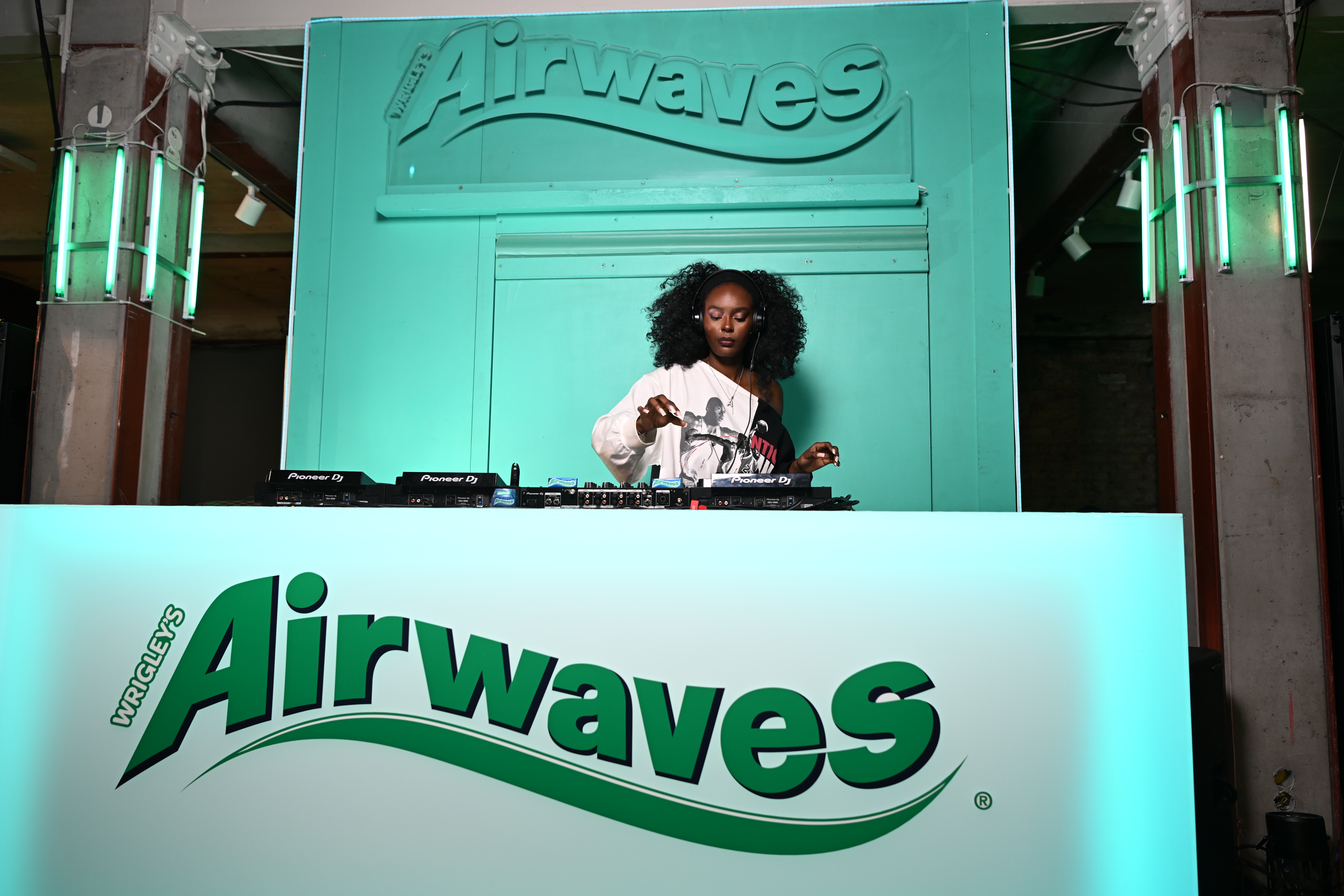 Mars_Wrigley_AIRWAVES_OWL BeautyinBlack