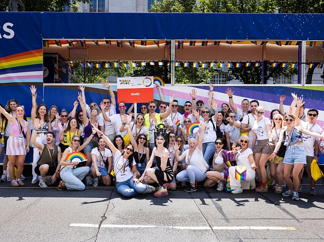 Mars Austria employees in front of a colorful truck