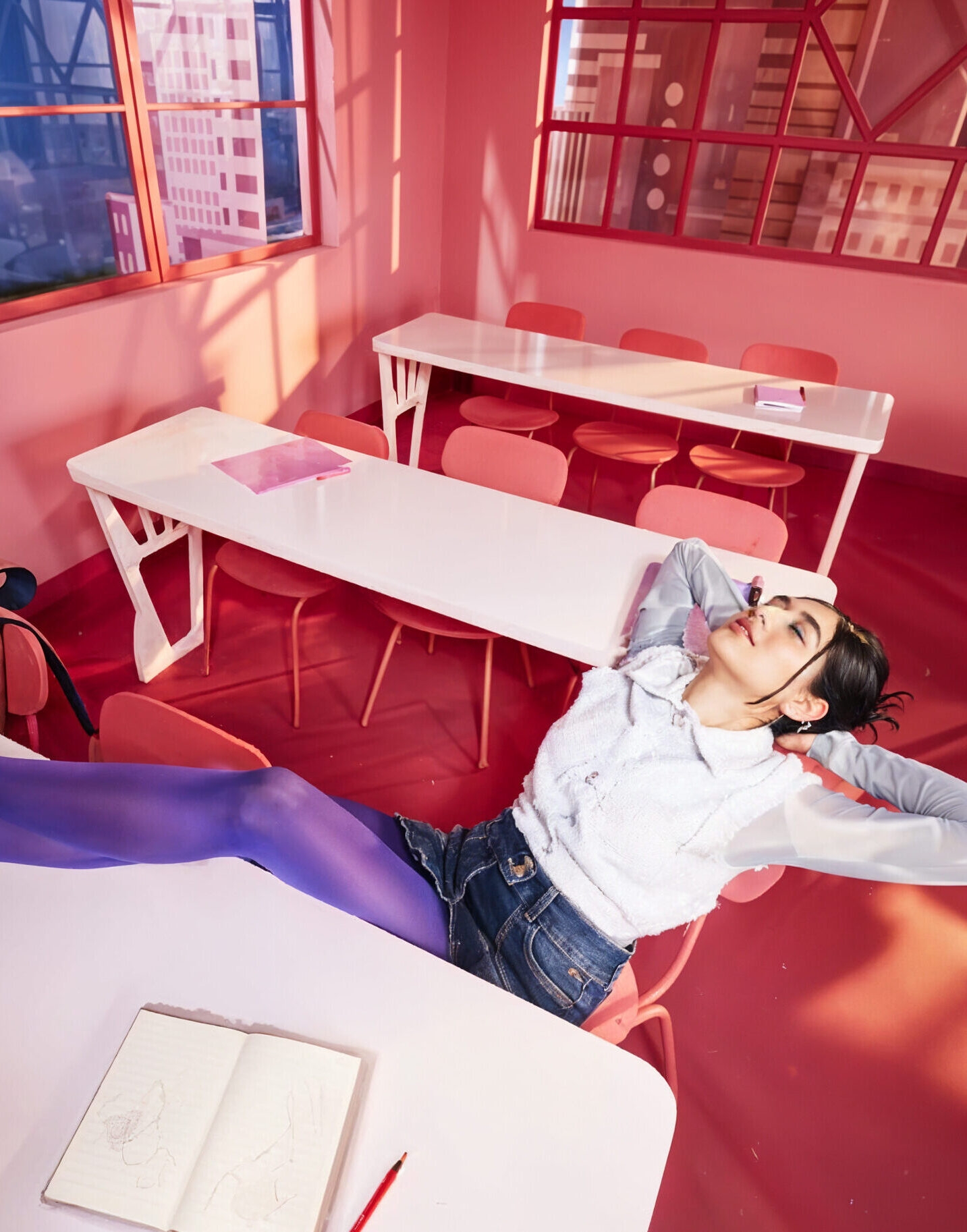 Женщина отдыхает в классе