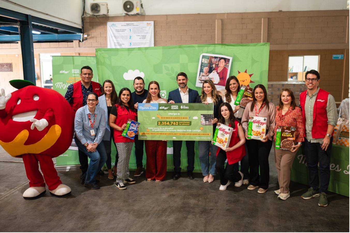 Kellogg's y OXXO: Aliados contra el hambre. Entrega simbólica de +2.3M de porciones de alimento donado a Red BAMX.