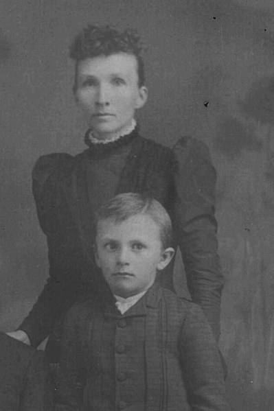 Mars 1883 Frank C. Mars with dad Luther, mom Elva and sister Verna, Litchfield, MN, BW_2a