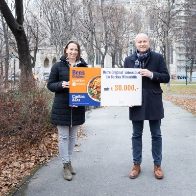 BEN’S ORIGINAL™ unterstützt die Caritas Winterhilfe: Anna Parr (Caritas Österreich) und Hendrik de Jong (Geschäftsführer Mars Austria)