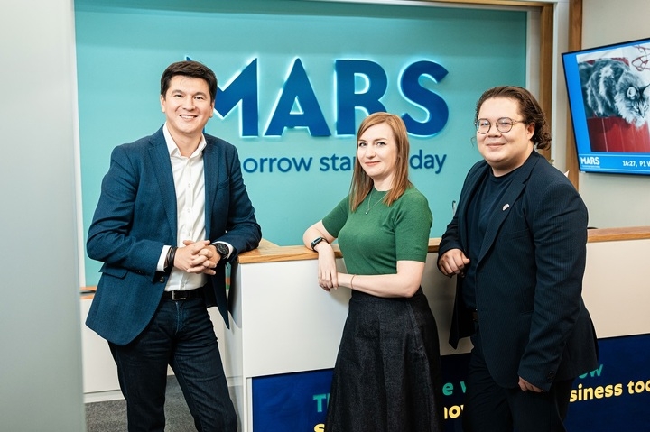 Трое у логотипа Mars