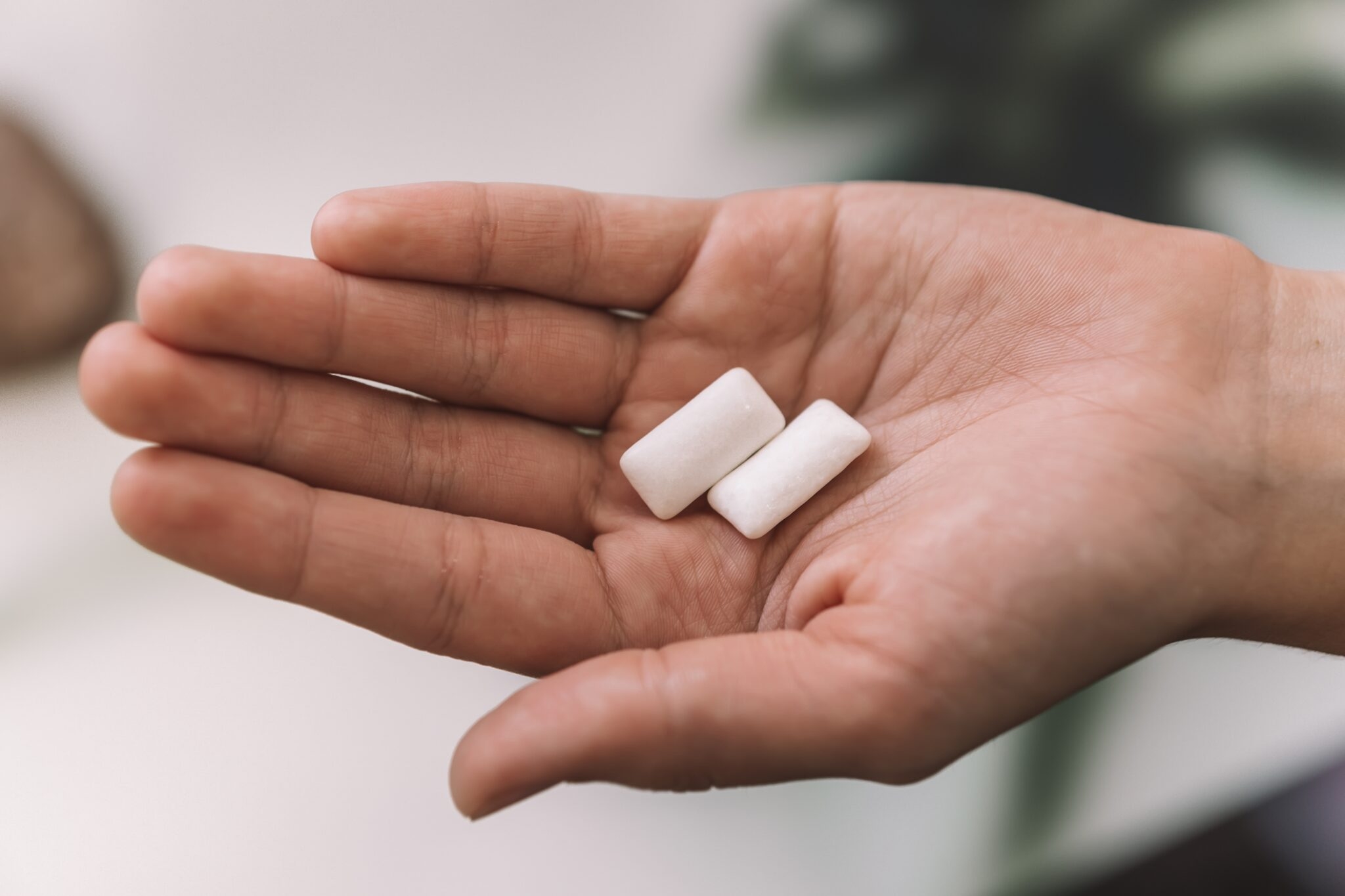 Жевательная резинка в руке