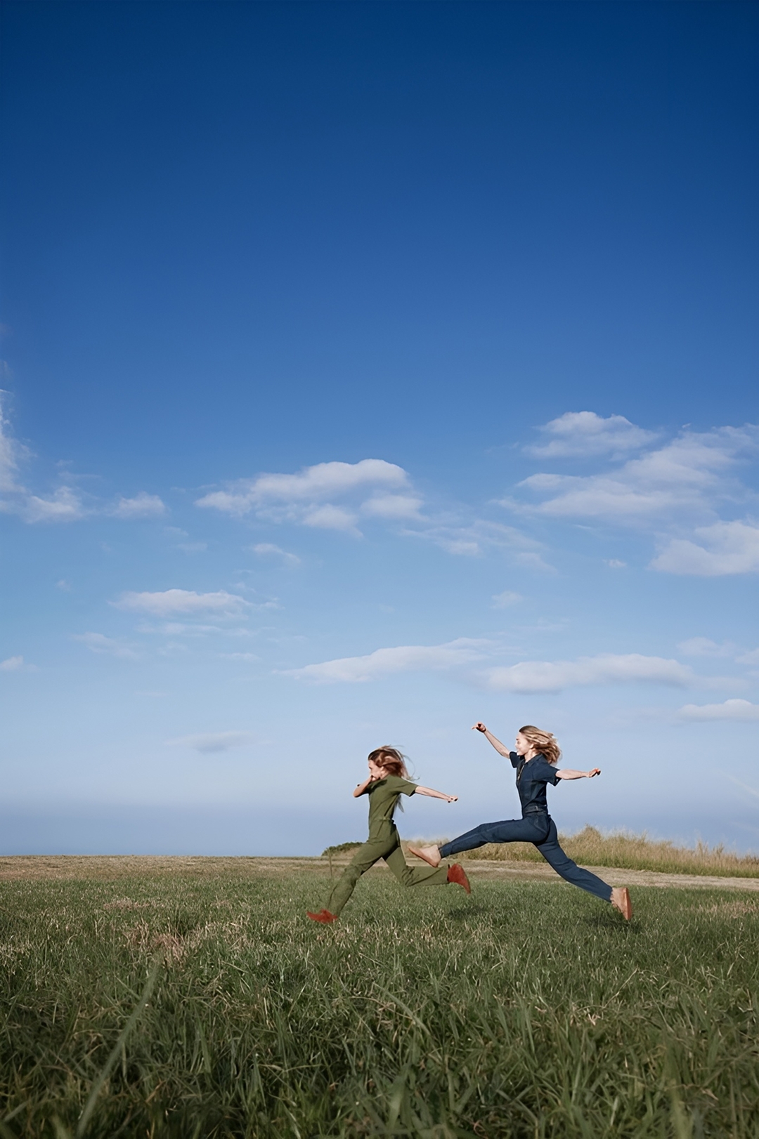 Две женщины бегут на открытом воздухе