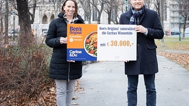 BEN’S ORIGINAL™ unterstützt die Caritas Winterhilfe: Anna Parr (Caritas Österreich) und Hendrik de Jong (Geschäftsführer Mars Austria)