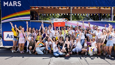 Mars Austria employees in front of a colorful truck