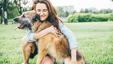 Kobieta przytulająca psa