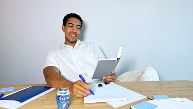 Lern-Influencer Luis Newton mit EXTRA Kaugummis