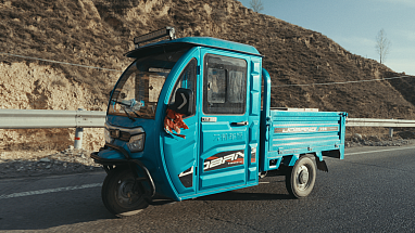 Xiuhuai Gao drives the electric tricycle to the new destination