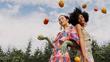 Две женщины с фруктами