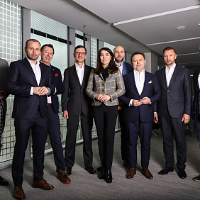 Członkowie klubu Male Champions of Change i Olga Kozierowska, prezes Fundacji Sukcesu Pisanego Szminką