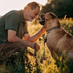 mężczyzna na zewnątrz z psem