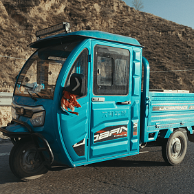 Xiuhuai Gao drives the electric tricycle to the new destination