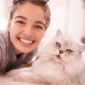 9 na 10 opiekunów kotów w Polsce uważa, że ich kot ma unikalną osobowość – sprawdź, co czyni pupila szczęśliwym