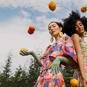 Две женщины с фруктами