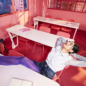 Женщина отдыхает в классе