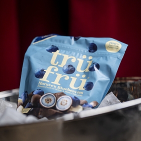 eine Packung Trü Frü Heidelbeere auf Eiswürfeln
