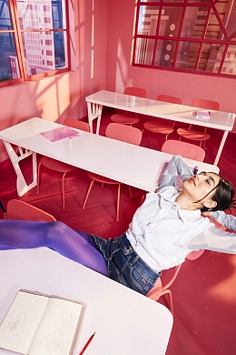 Женщина отдыхает в классе